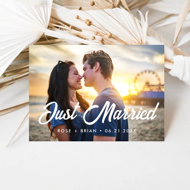Nygifta Modern samtida bröllopsfoto Meddelande (Modern contemporary wedding announcements share your just married moment with stylish elegance.)