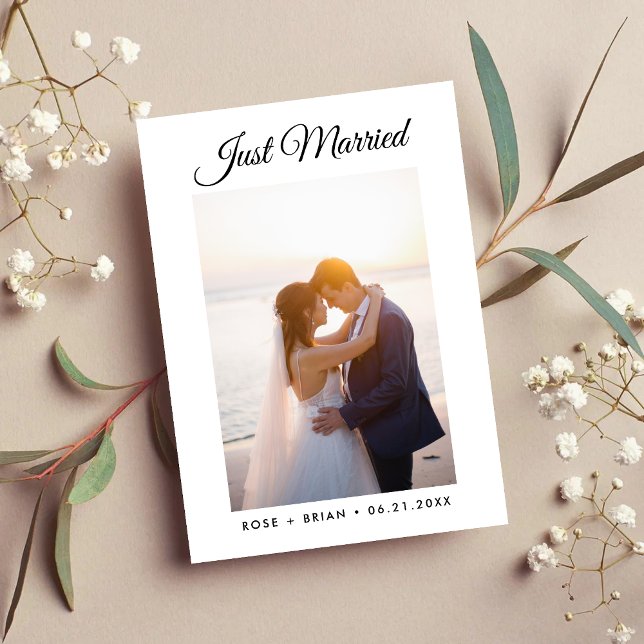 Nygifta Modernt manus Anpassad foto Bröllop Meddelande (Modern script wedding announcements showcase your just married memories with elegant style.)