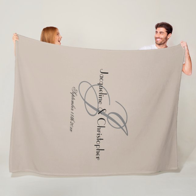 Nygifta Present Grå Monogram Svart Namn Varm Beige Fleecefilt (På plats)