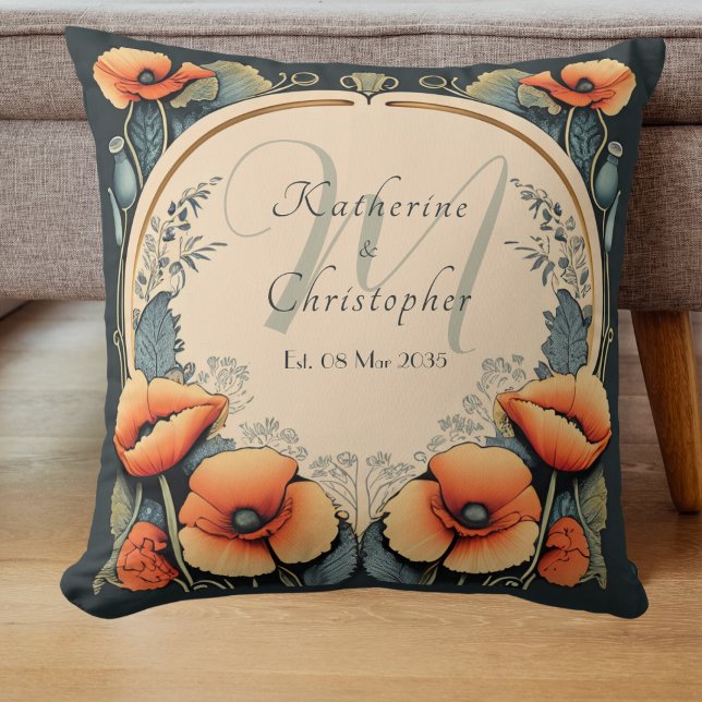 Nygifta Vintage Blommig Monogram Vallmo Art Nouvea Kudde (Vintage Art Nouveau Monogram Newlywed Pillow featuring beautiful orange poppies.)