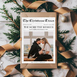 Nyheter Mer om Merrier Baby jul Julkort<br><div class="desc">Vi presenterar vårt "Ju mer merrier-julkort", ett kreativ och ett uppmuntrande sätt att tillkännage de spännande nyheterna om din gravid under julhelgen. Designat för att se ut som förstasidan i en klassisk tidning, är detta kort en perfekt blandning av festive cheer och glatta nyheter, skapar det vara en minnesvärd keepé...</div>