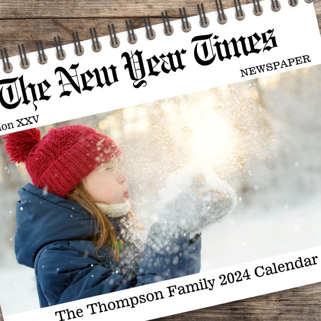 Nyheter om fotomall för Cute Family Kalender (Cute whimsical photo calendar with a nostalgic Newspaper print design. )