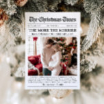 Nyheter Unik Mer Merrier Baby-julen Julkort<br><div class="desc">Vår nyhetsartikel Unika Helgdag Merrier Baby jul-kort är perfekten till att dina glatta nyheter och helgdag med familj och vänner! Det här kortet är formaterat som en klassisk tidning och fångar årets högdagrar i ett unikt och charmigt format. Det har en snygg design och avsnitt som innehåller uppdateringar, favoritminnen och...</div>