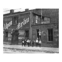 Nyhetsförsäljare utanför en saloon, 1910. Gammalt