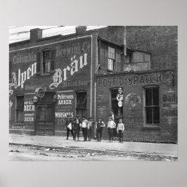 Nyhetsförsäljare utanför en saloon, 1910. Gammalt Poster