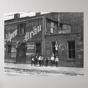 Nyhetsförsäljare utanför en saloon, 1910. Gammalt Poster