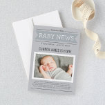 Nyhetsnotis för babypojke Modern grå foto födelsea Meddelande<br><div class="desc">Dela de stora nyheterna om din babypojke eller flickas ankomst med familj och vänner med stil med en fotofödelseannons i tidningsstil. Designen presenterar din babys namn,  detaljer och foto som rubrik och förstasidesnyhet.  Vita,  ljusgrå / silver,  grå och kolgrå färger.</div>