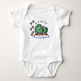 "nykläckta" lila och gröna Dino-ägg T Shirt
