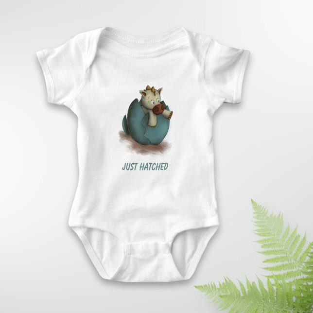 Nyklippt söt bebisdrake Nyfödd illustration T Shirt (Just hatched gender neutral dinosaur baby bodysuit)