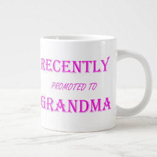 Nyligen befordrad till Grandma i rosa Jumbo Mugg