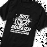 Nyligen (Bröllop) - Honeymoon Couple - Ny gifta T Shirt<br><div class="desc">Ny gifta-designen i roligt är perfekt för det nyfödda paret att fira på sin möhippa, bröllopsmottagning och på sin smekmånad. Det gör en underbar Ny gifta-souvenir att alltid minnas er speciella bröllopsdag firande! Bröllopsdagen "Ny gifta - Officiell Power Couple" har ett citat med vintage tecknad bok tema design. Underbaren för...</div>