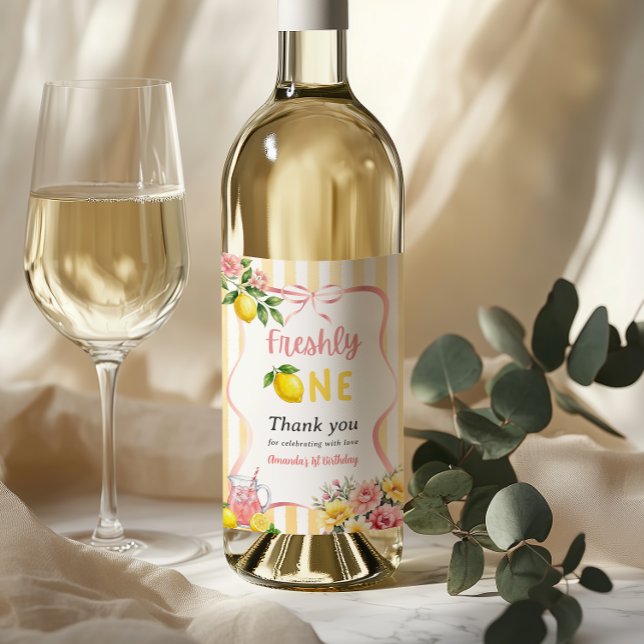 Nyligen Ett Pilbåge Rosa Gul Citron Första Födelse Vinflaska Etikett (Skapare uppladdad)
