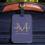 Nyligen framträdde Guld Monogram Namn Year Navy Bl Bagagebricka<br><div class="desc">Chic, modern och enkel bagagetagg med monogrammet med texten Mr. och Mrs. i handskrivet manusgrafi med vit elegant på en marin blå bakgrund med ditt monogram i guld. Lägg bara till ditt gifta namn, år och monogram i snyggtens typografi. Perfektens lyxgåva till det nylånade parets gäster i bröllop. Enbart designad...</div>