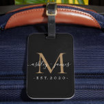 Nyligen framträdde Monogram Namn Year Guld Black Bagagebricka<br><div class="desc">Chic, modern och enkel bagagetagg med monogrammet med texten Mr. och Mrs. i handskrivet manusgrafi i vit elegant på svart bakgrund med ditt monogram i guld. Lägg bara till ditt gifta namn, år och monogram i snyggtens typografi. Perfektens lyxgåva till det nylånade parets gäster i bröllop. Enbart designad för dig...</div>