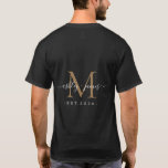 Nyligen framträdde Monogram Namn Year Guld Black T Shirt<br><div class="desc">Chic, modern och enkel monogrammad t-shirt med texten Mr. och Mrs. in white elegant handskriven calligraphy på en svart bakgrund med ditt monogram i faux guld. Lägg bara till ditt gifta namn, år och monogram i snyggtens typografi. Perfektens lyxgåva till det nylånade parets gäster i bröllop. Enbart designad för dig...</div>