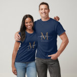 Nyligen framträdde Monogram Namn Year Navy Blue T Shirt<br><div class="desc">Chic, moderna och enkla engrammade tändstickor med texten Mr. och Mrs. i handskrivet skript i vit elegant kalligrafi på en marin blå bakgrund med ditt monogram i faux guld. Lägg bara till ditt gifta namn, år och monogram i snyggtens typografi. Perfektens lyxgåva till det nylånade parets gäster i bröllop. Enbart...</div>