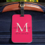 Nyligen framträdde Monogram Namn Year Rosa Ivory Bagagebricka<br><div class="desc">Chic, modern och enkel bagagetagg med monogrammet med texten Mr. och Mrs. i handskrivet manusgrafi med svart elegant på en rosa bakgrund med ditt monogram i ivore. Lägg bara till ditt gifta namn, år och monogram i snyggtens typografi. Perfektens lyxgåva till det nylånade parets gäster i bröllop. Enbart designad för...</div>