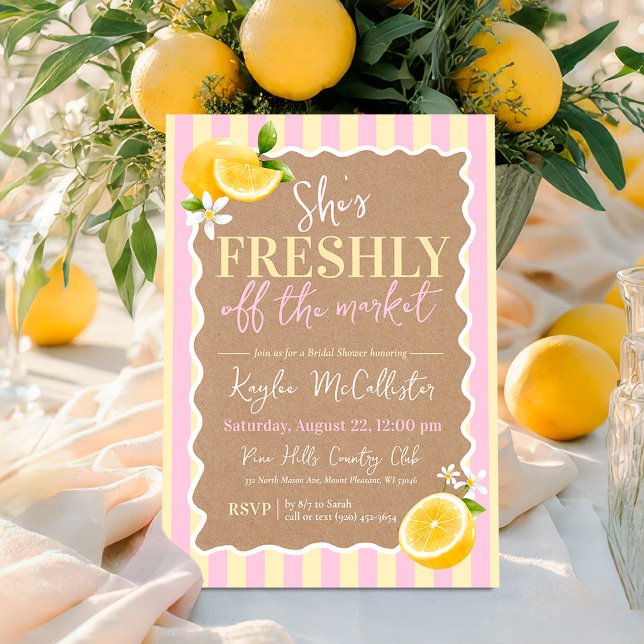 Nyligen från marknadens citroner Kraft bröllopsdus Inbjudningar (She's freshly off the market modern trendy rustic kraft watercolor lemons bridal shower invitation)