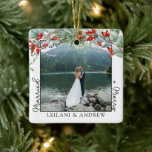 Nyligen julfoto och vattenfärg Holly Julgransprydnad Keramik<br><div class="desc">Skapa varaktiga helgdag med vår Personlig God jul Ceramic Ornament. Med den här fyrkantiga dekorationen,  som är försedd med en vattenfärgshöna och bär,  kan du anpassa ett centralt foto och inkludera namn för en verkligt unik gåva. Perfekt för att skapar träd och jul ännu speciellare.</div>