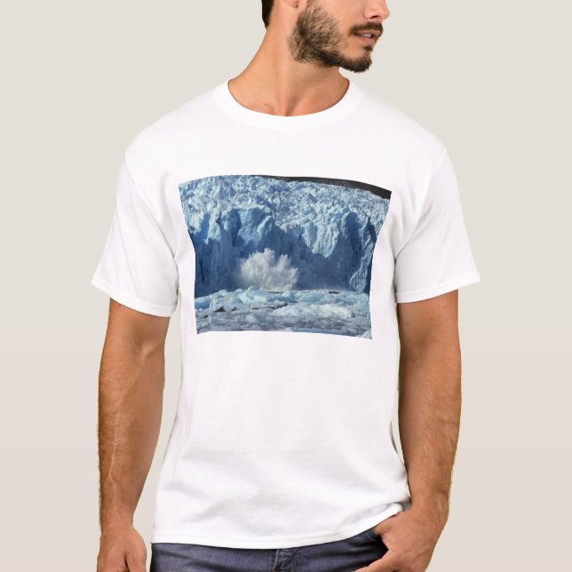 Nyligen kalvad isberg störtar ner i kallt vatten t shirt (Framsida)