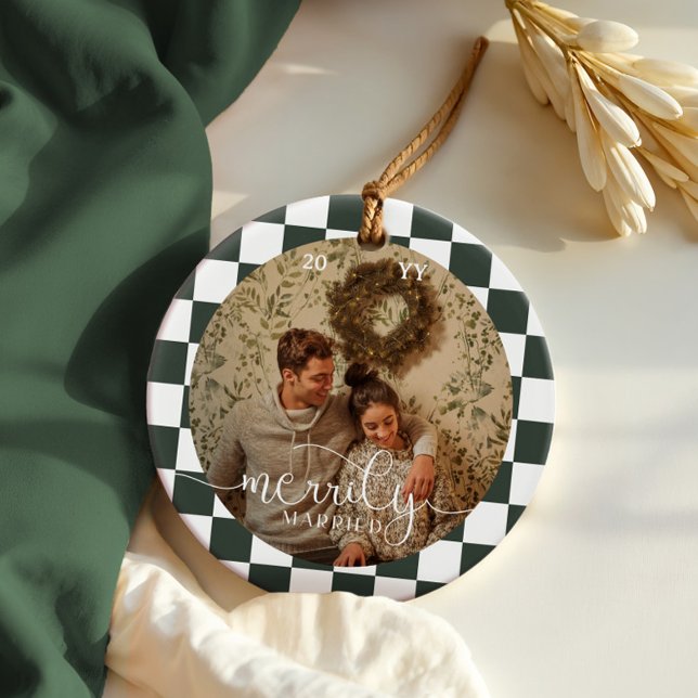Nyligen lodrätt fotografi av återritat hårkort julgransprydnad keramik (Merrily Married Retro Checkerboard Newlywed Photo Ceramic Ornament)