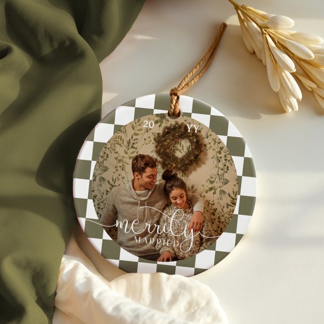 Nyligen lodrätt fotografi av återritat hårkort julgransprydnad keramik (Merrily Married Retro Checkerboard Newlywed Photo Ceramic Ornament)