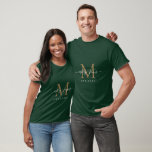 Nyligen Mörk grönt för Monogram Namn T Shirt<br><div class="desc">Chic, moderna och enkla engrammade tändstickor med texten Mr. och Mrs. i handskrivet manusgrafi i vit elegant på mörk grönt bakgrund med ditt monogram i faux guld. Lägg bara till ditt gifta namn, år och monogram i snyggtens typografi. Perfektens lyxgåva till det nylånade parets gäster i bröllop. Enbart designad för...</div>