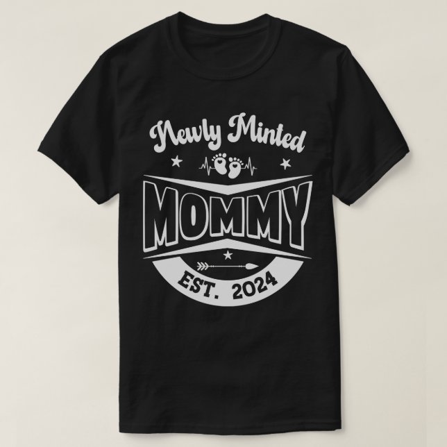 Nyligen präglat Mamma Est 2024 T Shirt (Design framsida)