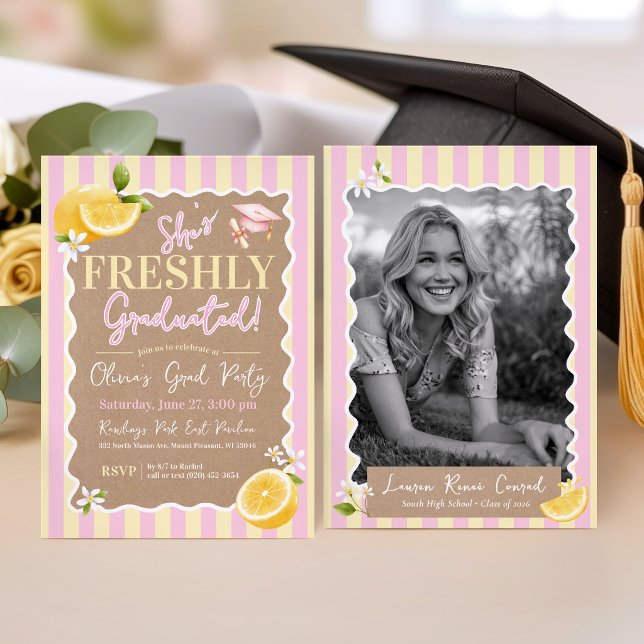 Nyligen Utexaminerade Citroner Randig Examen Foto Inbjudningar (She's FRESHLY Graduated modern trendy watercolor lemons pink butter yellow photo graduation invite)