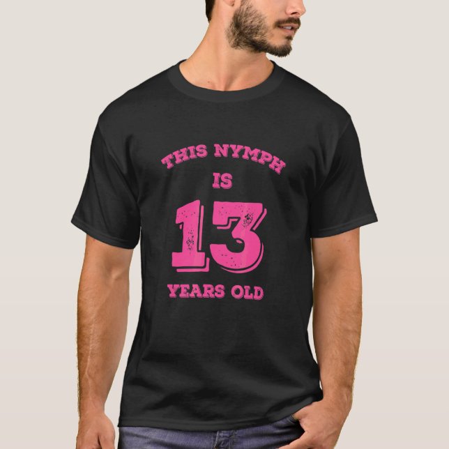 Nymph är 13 år gammal t shirt (Framsida)