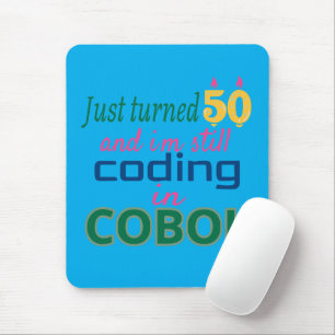 Nyss Fyllt 50 och Kodar Fortfarande i COBOL Musmatta