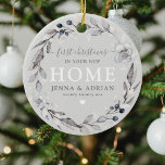 Nystartfoto för Cute Winter-krans 1:a julen Julgransprydnad Keramik<br><div class="desc">Modern rustik första jul i din nya hemmakondenornament,  med en fuktig botanisk festive foliage wandeand på en chic grått-rustik bakgrund,  en typografisk kombination av kalligrafi och serif typsnitt och ett foto som du väljer på motsatt sida.</div>