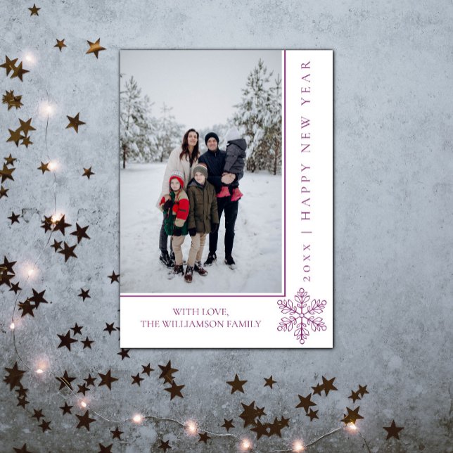 Nytt års modernt snöflingkort | MAGENTA Julkort (Modern Snowflake New Years Photo Card - Magenta)