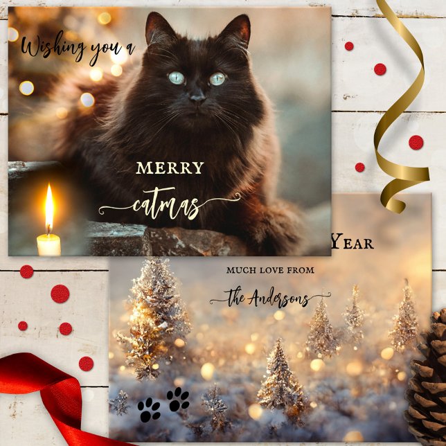 Nytt årskort i god jul för trombocyter julkort (Christmas and New Year holiday card featuring a beautiful cat with a candle and sparkling lights)