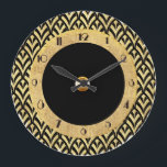 Nytt cirkeldiagram Art Deco Stil Stor Klocka<br><div class="desc">Jag skapat den här konsthandboken stil med en konsthändelse mönster i guld och svart för yttercirkeln. En inre cirkel i Svarta och Guld. Jag lade till "Park Lane" Teckensnitt för klocksiffrorna ansikte. Det här gör en sofistikerad klocka för vilket hem som helst. Kan du se den på väggen?</div>