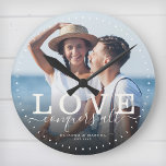 Nytt foto för aktuellt foto för citattecken Kärlek Rund Klocka<br><div class="desc">Anpassningsbar modern fotoklocka i chicen med handskript och modern typografi: Kärlek erövrar allt vid sidan av dina egna namn och bröllop-datum. Anpassa med ditt favoritfoto och din favoritinformation. Underbar gåva till nygifta,  en årsdag eller Alla hjärtans dag!</div>