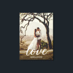 Nytt foto för elegant i Kärlek-skript, Bröllop Canvastryck<br><div class="desc">Immortalisera indragningen av nya blister med Elegant Kärlek Script Bröllop Newlyed Photo Kanvastryck - en utsökt bild av kärlek som delades den magiska dagen. Denna ansträngda duk är inte bara en visning; det är duken i er kärlek-historia, en sofistikerad symbol för de åsikter som har tagits och den livslånga resan...</div>