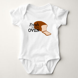 Nytt från den ugn bakade brödbabydräkten t-shirt