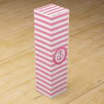 Nytt hem - Nautical Rosa Anchor Stripe Vinlåda<br><div class="desc">NewparkLane - Modern designruta i Vin, med shock rosa stripe mönster och en rosa vattenfärgsankare i ett runt ram och omsluten citat: Grattisar! Enkel att anpassa genom att lägga till egen text eller namn. Den här nya, roligt, nautiska designen gör perfekten till alla kvinnor som gillar vin och seglar! Hans...</div>