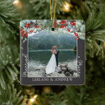 Nytt julfoto och Watercolor Holly Grått Julgransprydnad Keramik<br><div class="desc">Skapa varaktiga helgdag med vår Personlig God jul Ceramic Ornament. Med den här fyrkantiga dekorationen,  som är försedd med en vattenfärgshöna och bär,  kan du anpassa ett centralt foto och inkludera namn för en verkligt unik gåva. Perfekt för att skapar träd och jul ännu speciellare.</div>