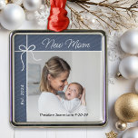 Nytt mamma - första julfoto julgransprydnad metall<br><div class="desc">Fira ditt första år som mor med denna speciella keepéprydnad. Anpassa den här charmerande prydnaden i Julgran med ett foto av dig och baby,  och ditt baby namn och födelsedatum.</div>