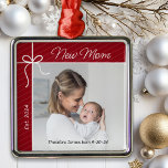 Nytt mamma - första julfoto julgransprydnad metall<br><div class="desc">Fira ditt första år som mor med denna speciella keepéprydnad. Anpassa den här charmerande prydnaden i Julgran med ett foto av dig och baby,  och ditt baby namn och födelsedatum.</div>