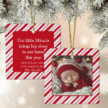 Nytt överordnat Baby Första julfotopappermint Julgransprydnad Keramik<br><div class="desc">Minneshögtidlighålla ditt mirakel baby i julas med den här ljuva fotofärgen med ett klassiskt rött och vitt peppermint rand med ett foto på ena sidan och din text på baksidan.</div>