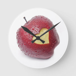 Nytt rött äpple med ett hjärtformade symbol rund klocka