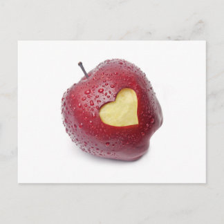 Nytt rött äpple med ett hjärtformade symbol vykort