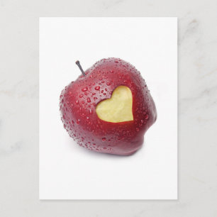 Nytt rött äpple med ett hjärtformade symbol vykort