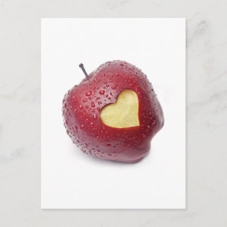 Nytt rött äpple med ett hjärtformade symbol vykort