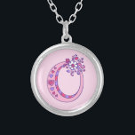 O dekorativt brev-halsband i monogram silverpläterat halsband<br><div class="desc">Söt brev O monogramsbeläggning. Kvickligt brev teckning i huvudstaden brev O,  idealiskt för presentflickor med namn som börjar med O. färg kan ändras om det behövs,  för närvarande ljust rosa. © Original teckning och design av Sarah Trett www.sarahtrett.com för www.mylittleeden.com</div>
