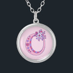 O dekorativt brev-halsband i monogram silverpläterat halsband<br><div class="desc">Söt brev O monogramsbeläggning. Kvickligt brev teckning i huvudstaden brev O,  idealiskt för presentflickor med namn som börjar med O. färg kan ändras om det behövs,  för närvarande ljust rosa. © Original teckning och design av Sarah Trett www.sarahtrett.com för www.mylittleeden.com</div>