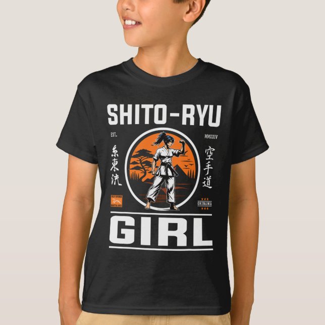 O Ryu Girl Precision och Stil in Karate Design! T Shirt (Framsida)